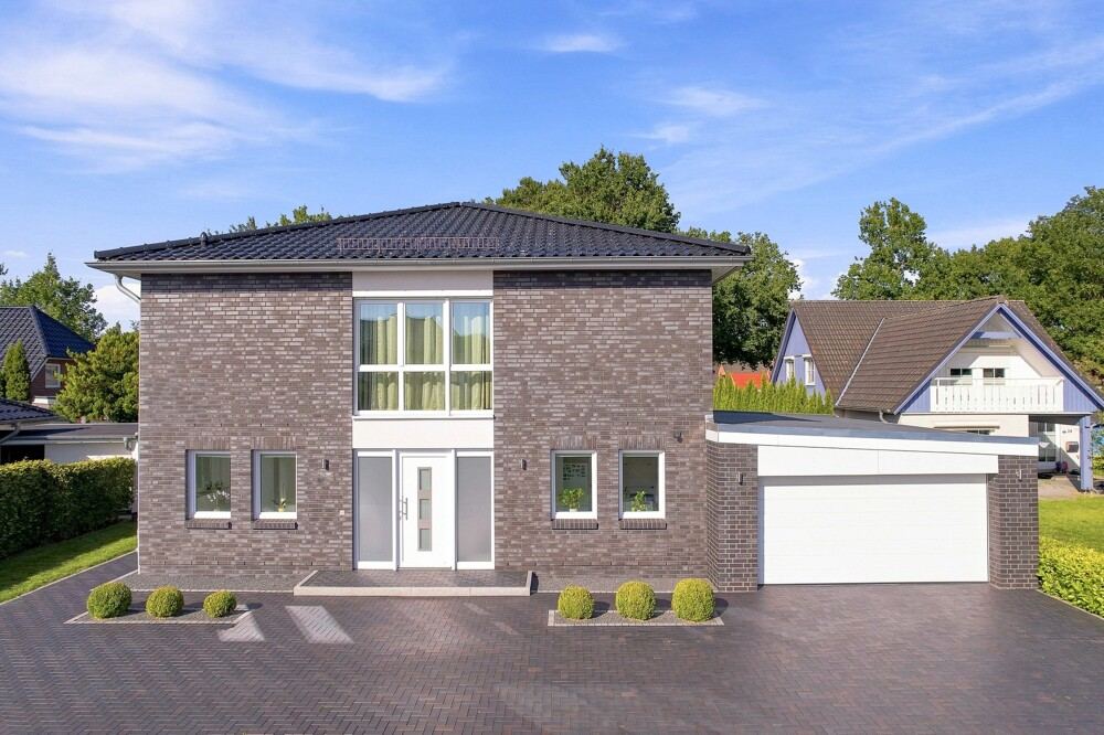 Straßenseite des Stadthauses in Bad Bramstedt mit Doppelgarage und gepflastertem Vorplatz.