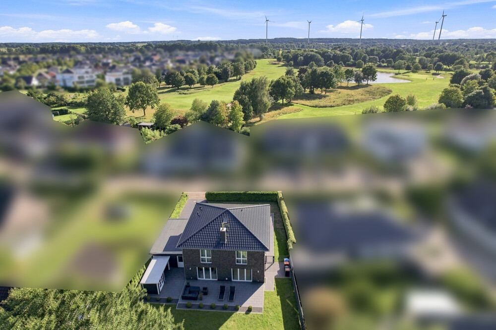 Luftaufnahme des Stadthauses in Bad Bramstedt mit angrenzendem Golfplatz.
