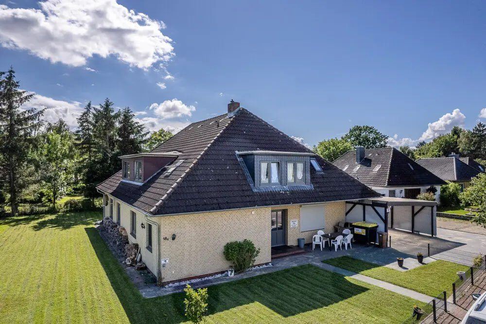 Außenansicht des Mehrfamilienhauses Brokdorf mit Carport.