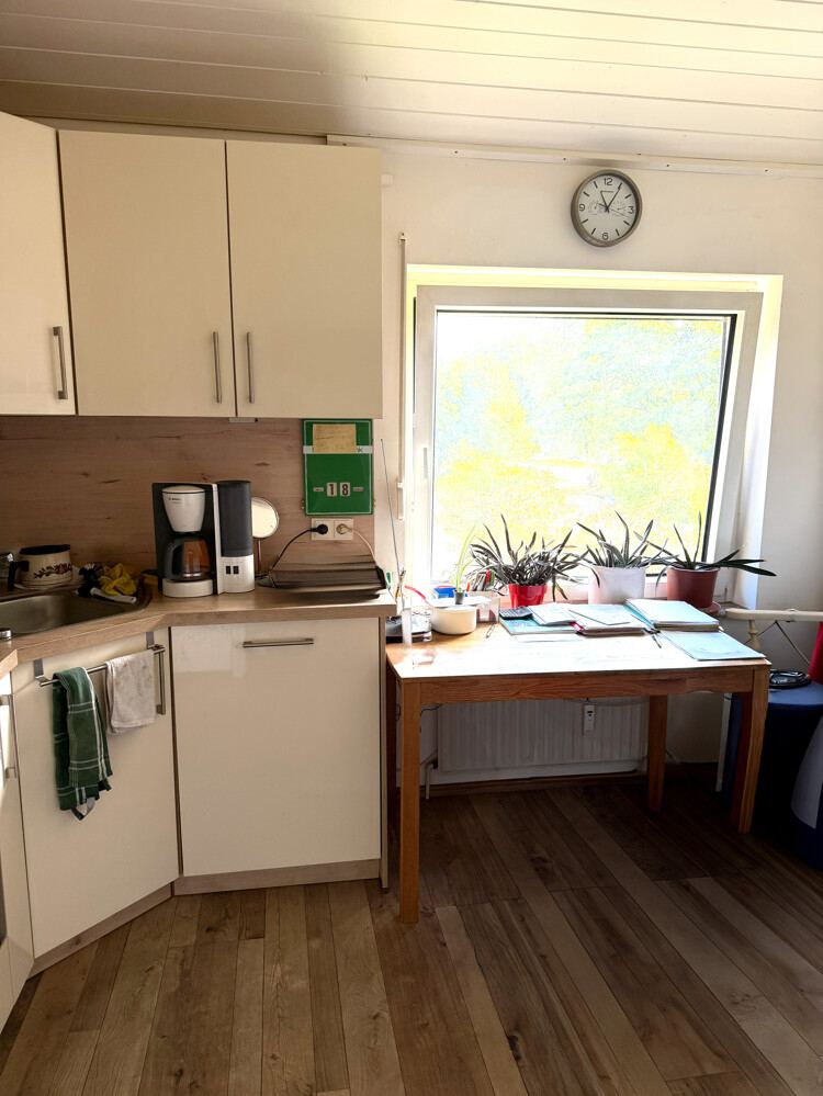 Küche der Wohnung in Hemdingen mit Fenster und Essplatz.