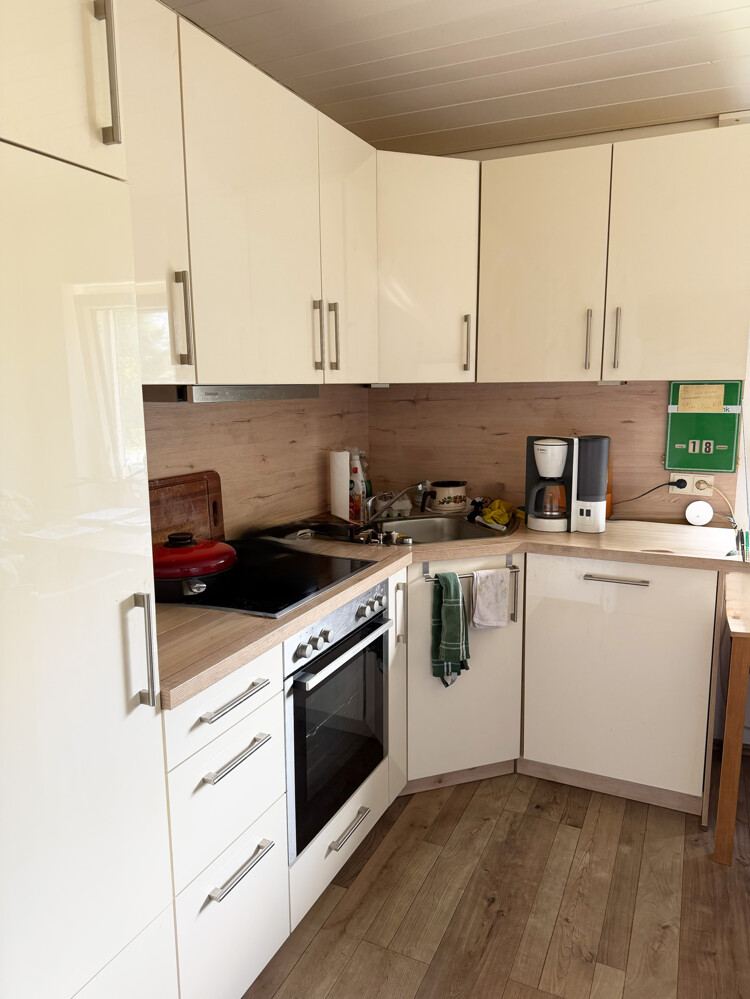 Einbauküche der Wohnung in Hemdingen mit Cerankochfeld und Backofen.