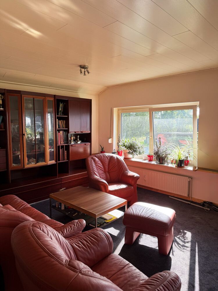 Wohnzimmer der Wohnung in Hemdingen mit großem Fenster.