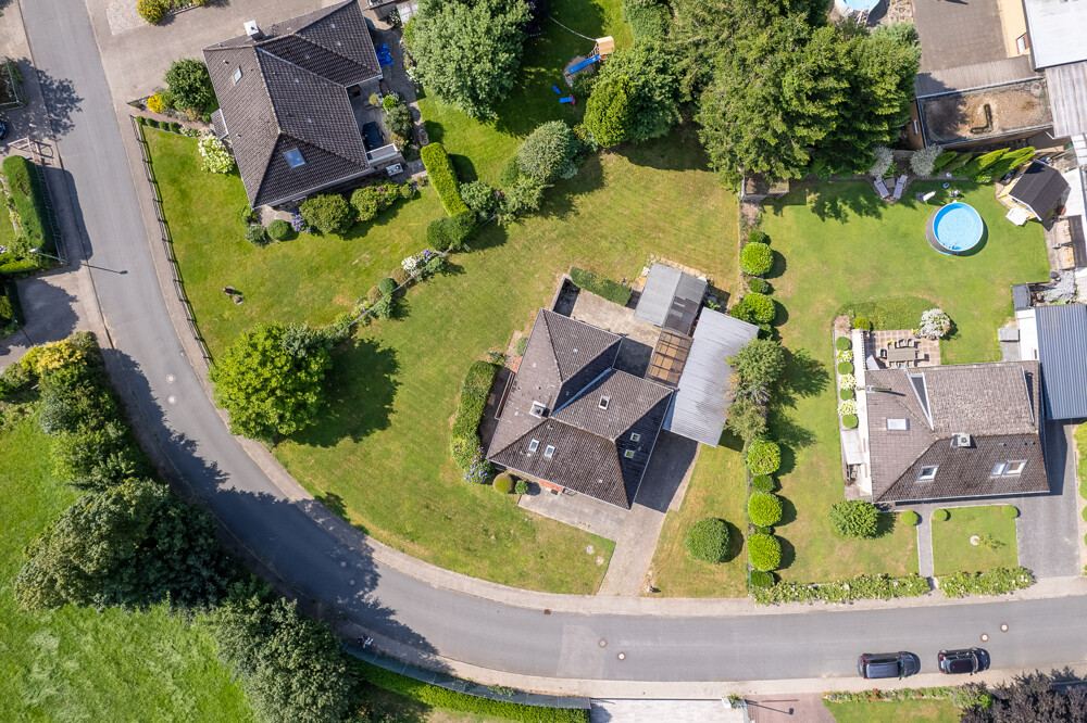 Hausansicht mit Rasenfläche des Einfamilienhauses in Hohenaspe, Aufnahme 2.