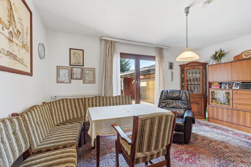 Esszimmer mit Eckbank und Tür zur Terrasse.