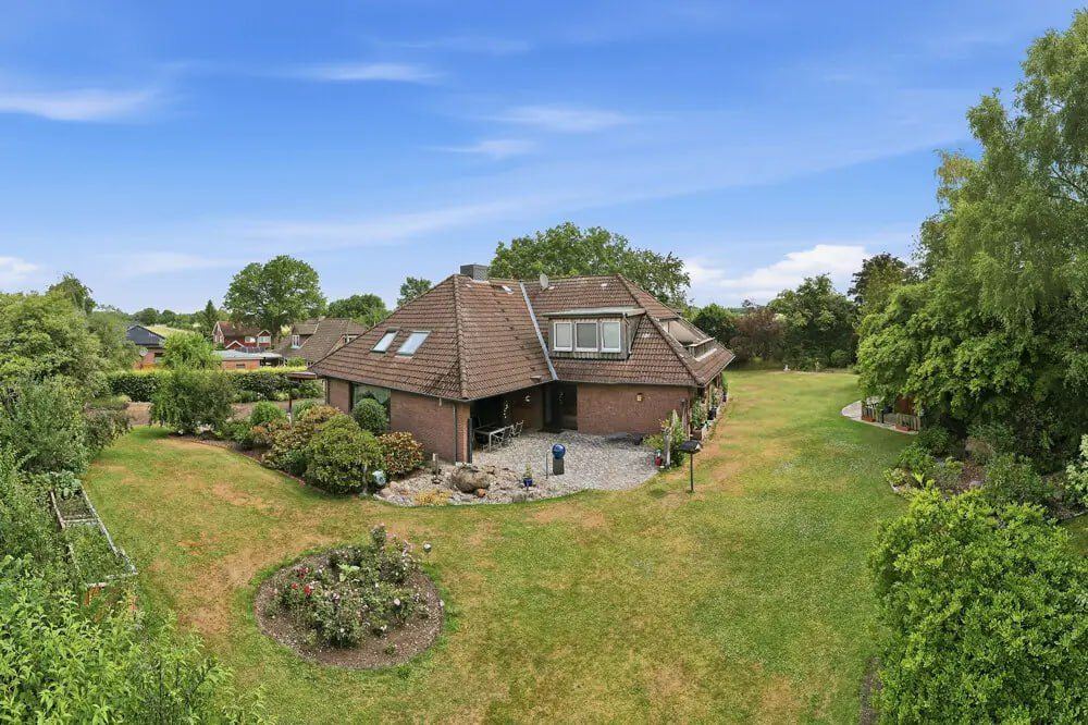 Rückansicht des Einfamilienhauses Quarnstedt mit großem Garten.
